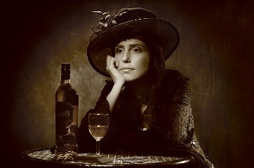 Портрет пьющей женщины